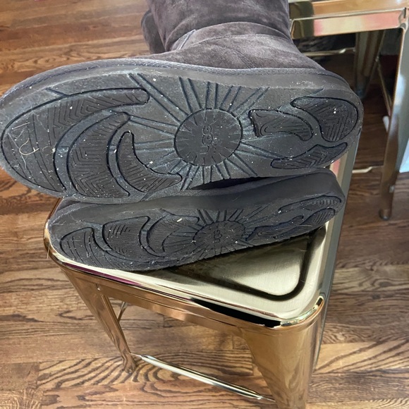 Barely worn UGG boots - Picture 4 of 5